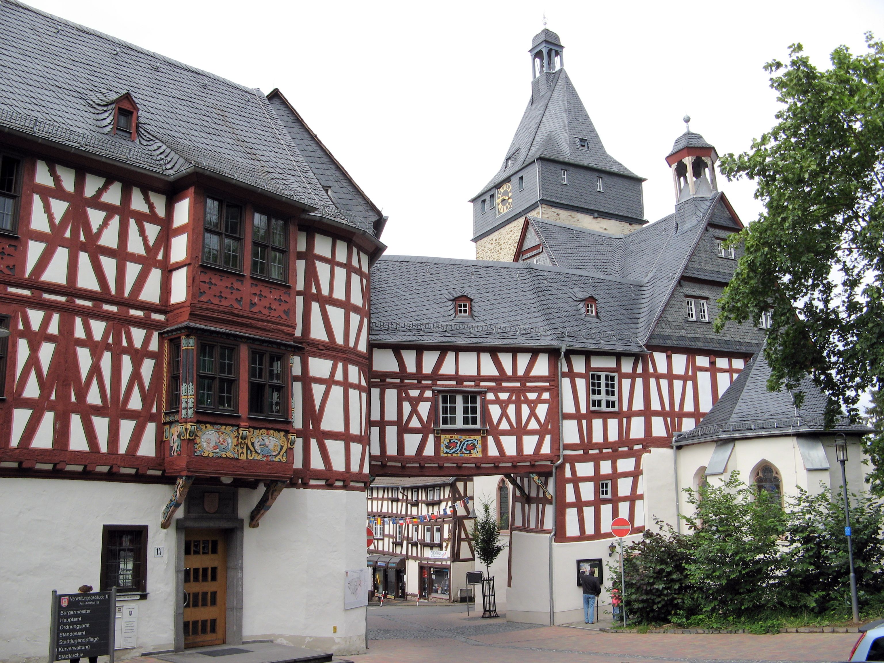 Historischer Amthof mit Fachwerkfassade und Obertorturm in Bad Camberg