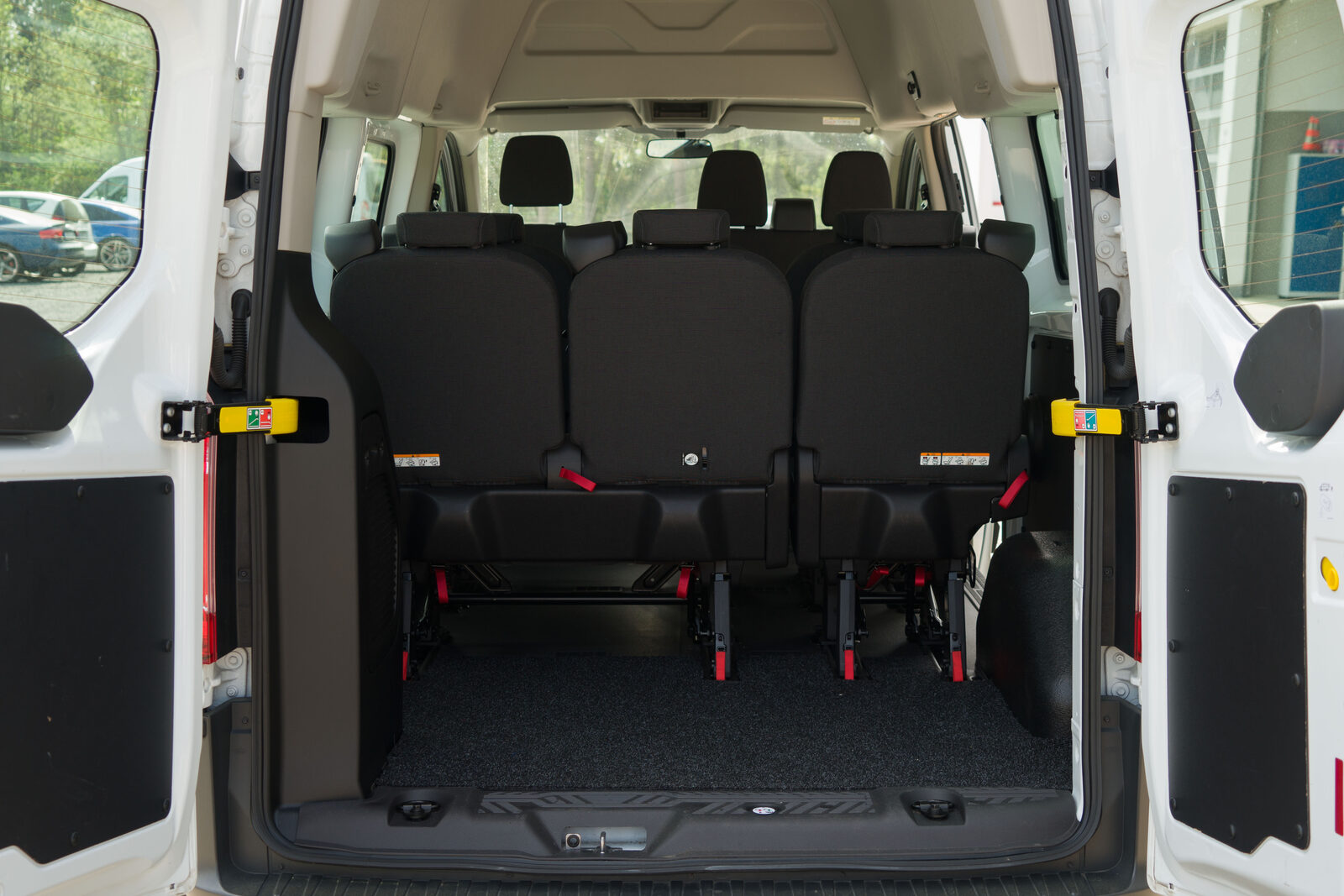Geraeumiger Kofferraum Kleinbus Ford Transit Custom