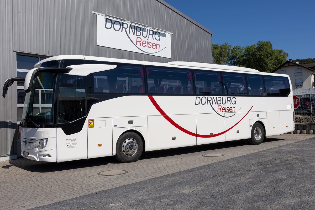 Betriebshof von Dornburg Reisen in Dornburg-Frickhofen mit Reisebus vor der Halle