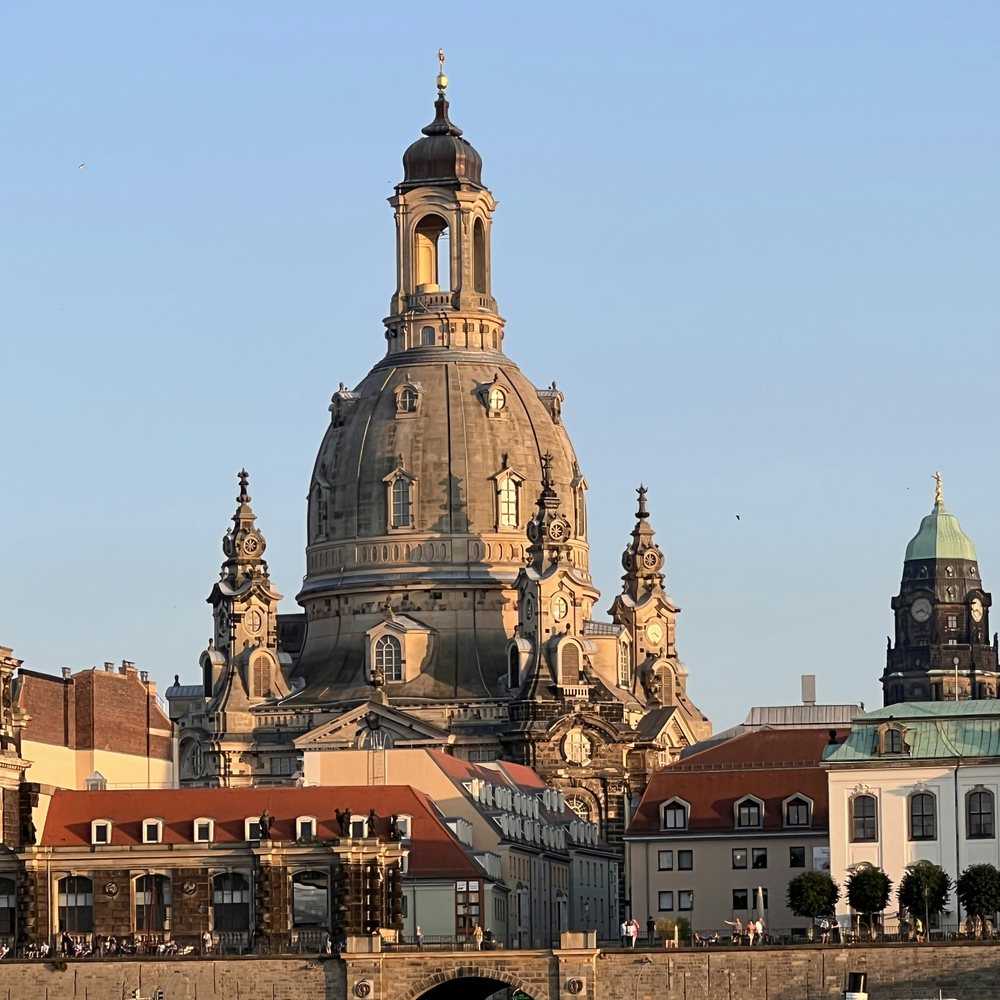 Die Dresdner Frauenkirche mit Altstadtkulisse am Elbufer