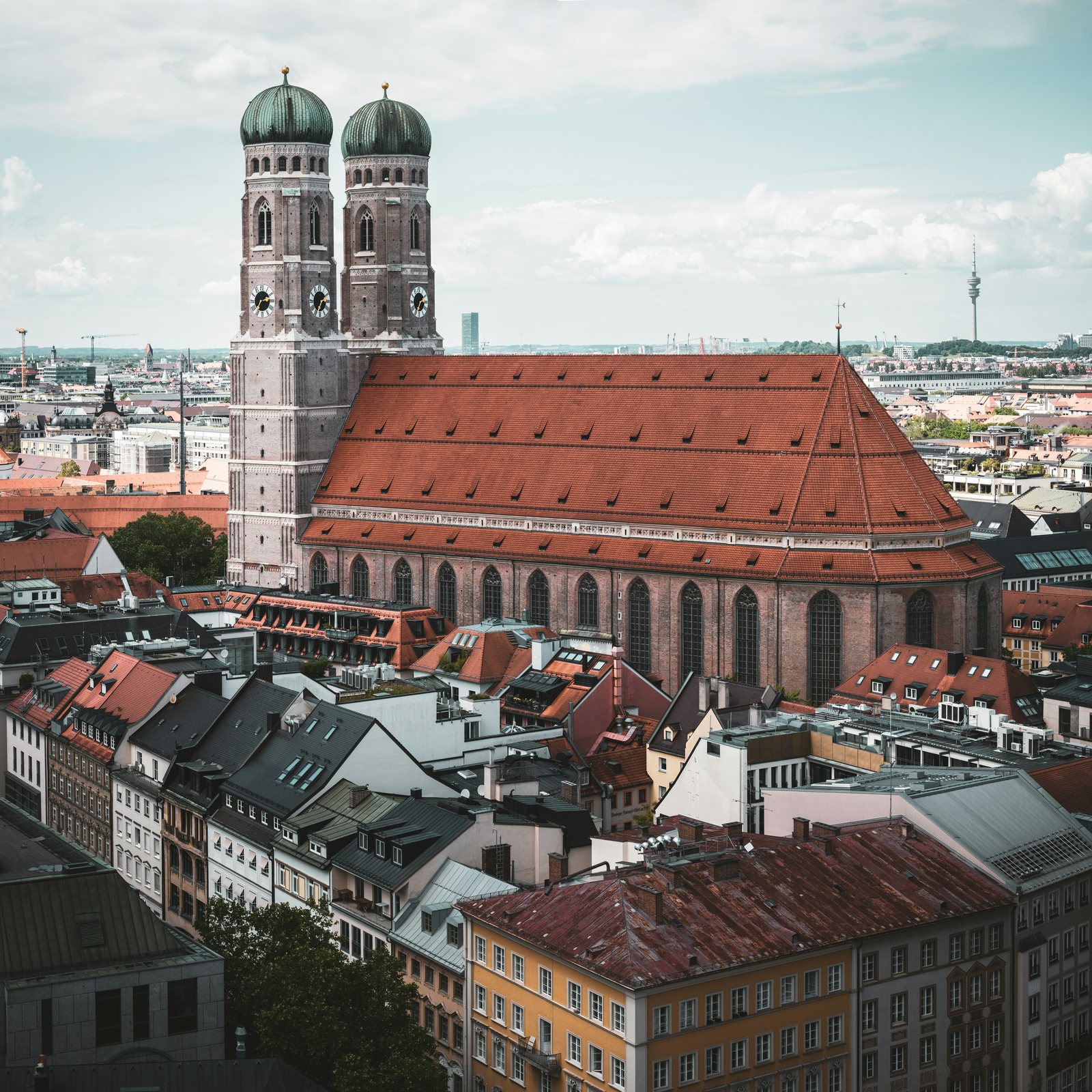 Die Münchner Frauenkirche mit zwei Türmen über den Dächern der Altstadt