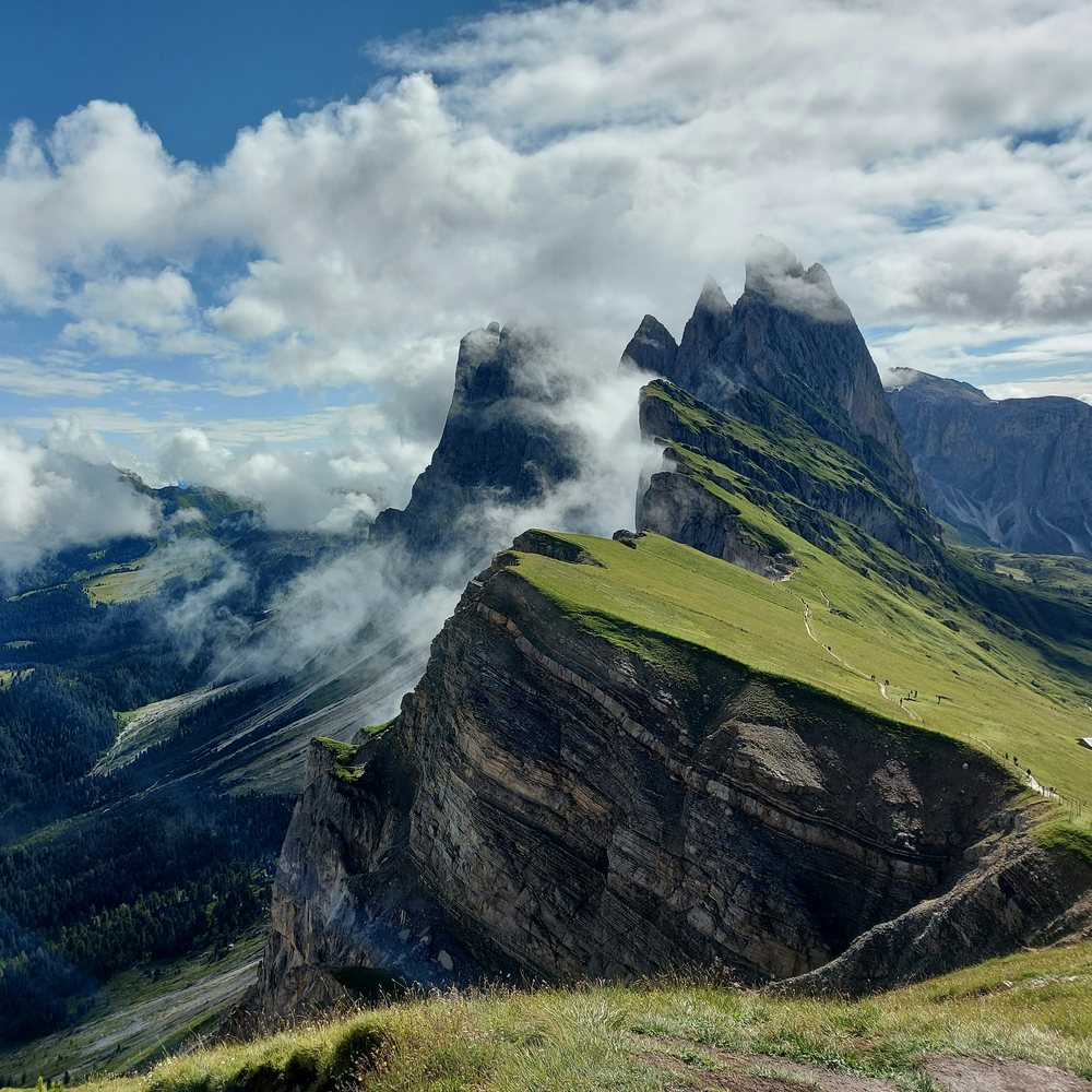 Die Seceda in den Dolomiten Südtirols mit grünem Grat und Wolken