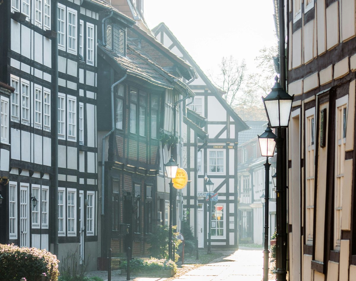 Fachwerkhäuser und Kopfsteinpflastergasse in der Altstadt von Hameln