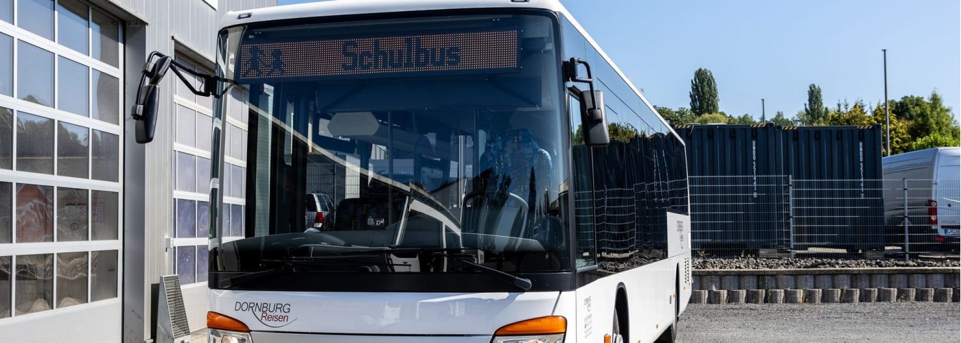 Setra S 415 LE von Dornburg Reisen als Schulbus mit Zielanzeige "Schulbus" vor dem Betriebshof