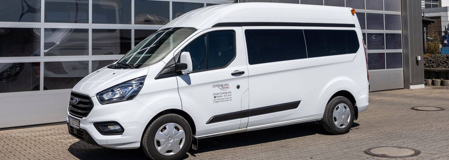 Kleinbus Ford Transit Custom von Dornburg Reisen vor der Fahrzeughalle