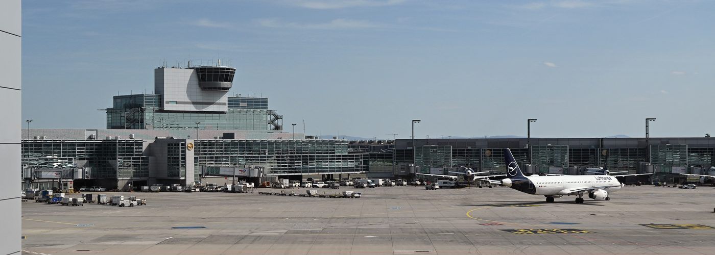 Vorfeld und Terminal 1 am Flughafen Frankfurt mit Tower