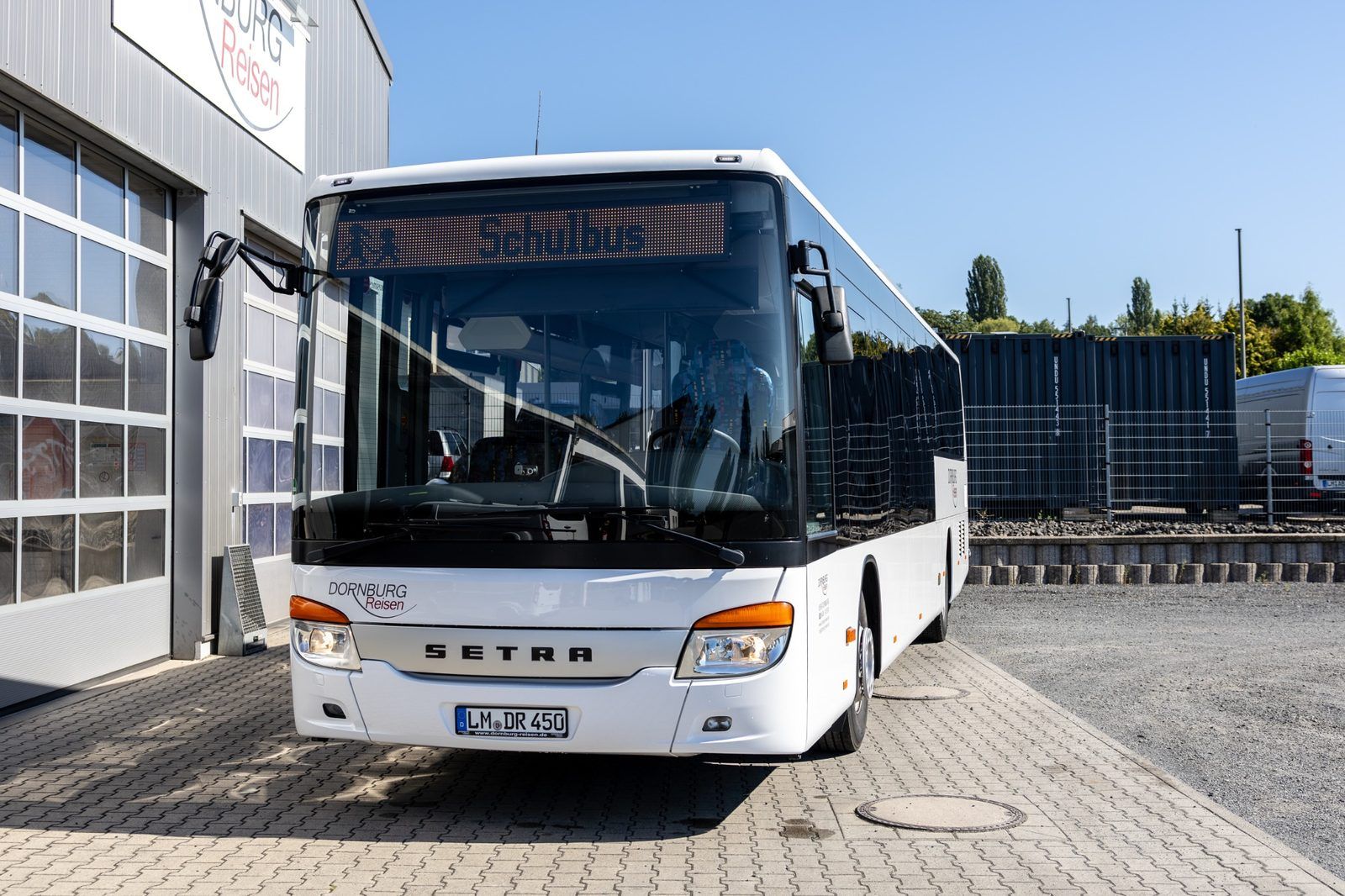 Setra-Schulbus von Dornburg Reisen mit Anzeige „Schulbus“ vor dem Betriebshof