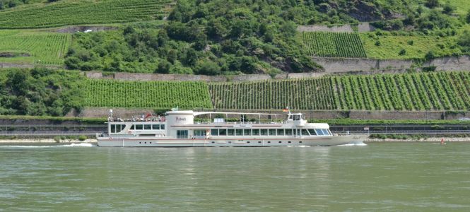 Schiffe, Fähren & Flöße