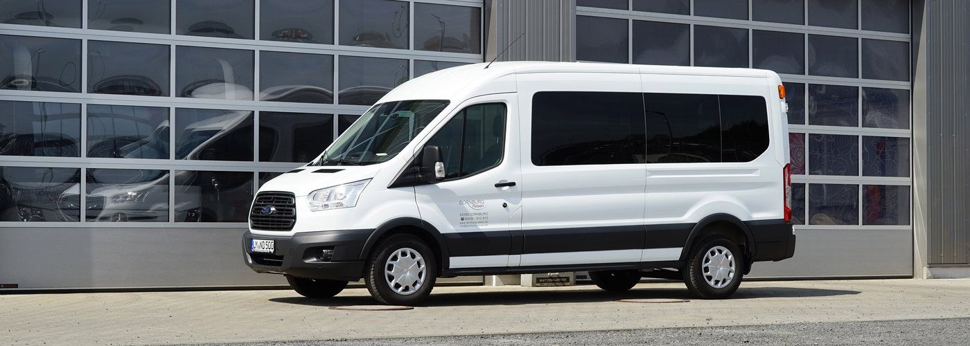 Ford Transit Kleinbus von Dornburg Reisen mit neun Sitzplätzen in Seitenansicht
