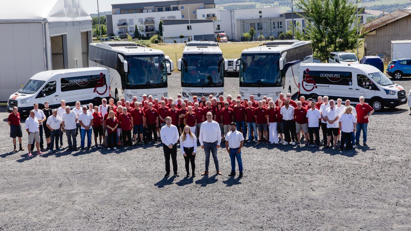 Das Team von Dornburg Reisen 2026 vor den Bussen auf dem Betriebshof in Dornburg-Frickhofen