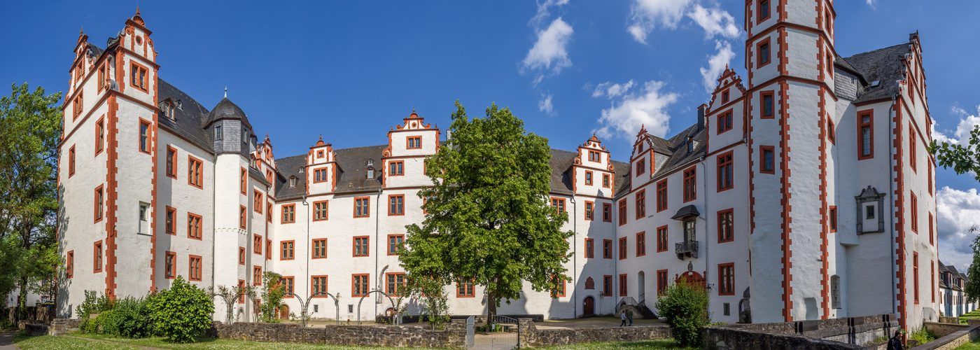 Fürstenschloss Hadamar mit Renaissancegiebeln und Uhrturm