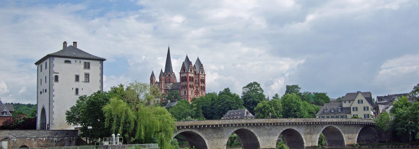 Blick über die Lahn auf den Limburger Dom und die Alte Lahnbrücke
