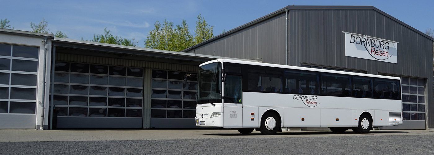 Mercedes Intouro Überlandbus von Dornburg Reisen vor dem Betriebshof in Dornburg-Frickhofen